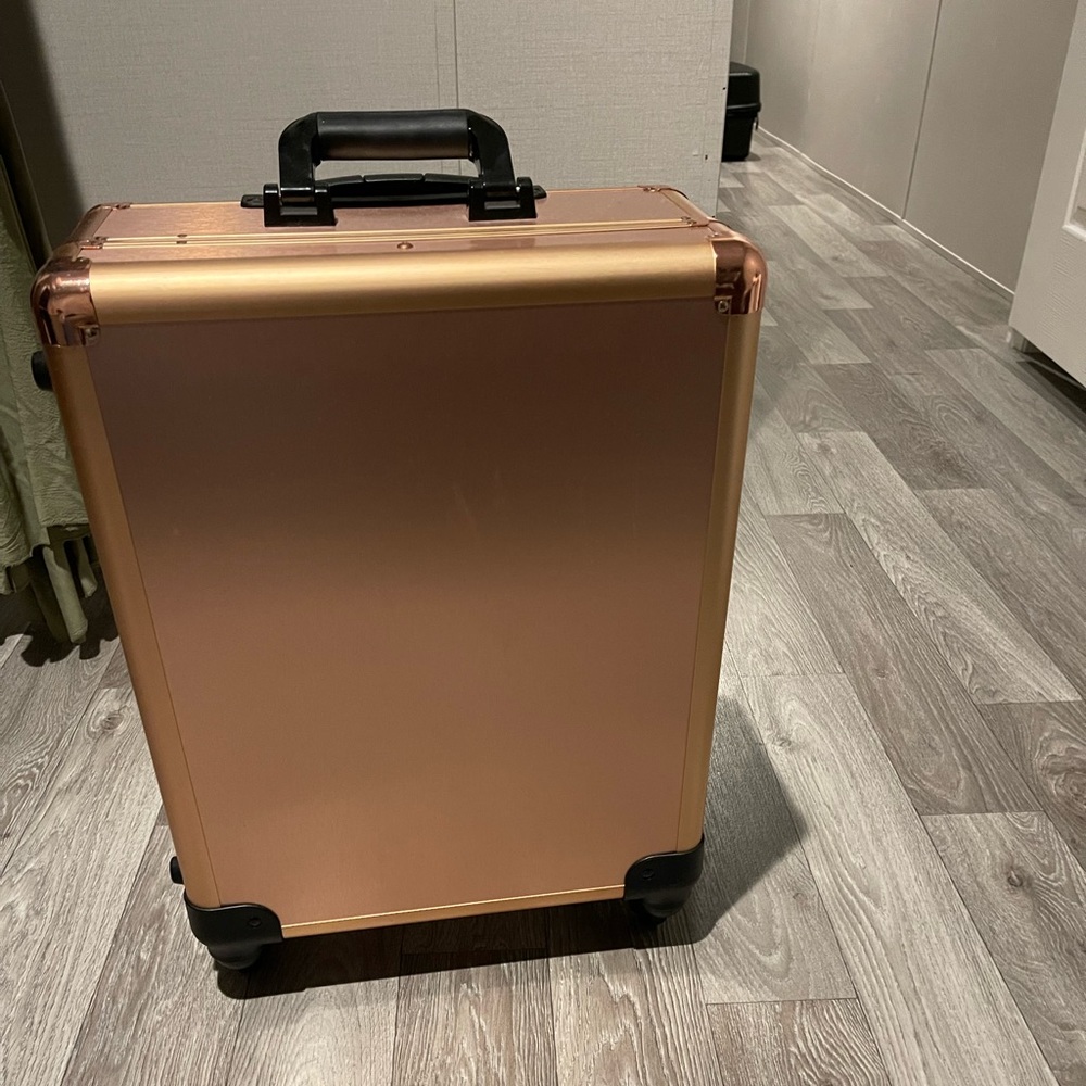 impressions vanity lighted up makeup case there is a plug and a european plug